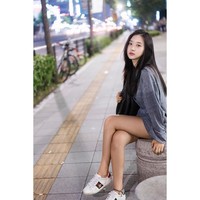 Gaya kasual Jae Eun denga sneakers putih. Foto: Instagram