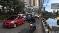 Insiden ini terjadi di kawasan Taman Anggrek, Jakarta Barat, pada Selasa (13/3/2018) siang.