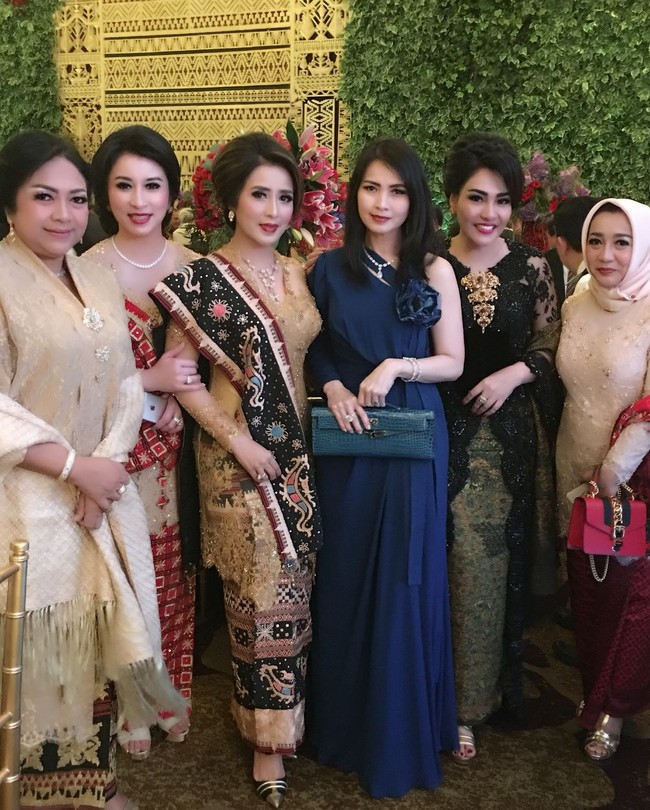 Menghadiri pernikahan salah satu keluarga Bakrie baru-baru ini, Liliana berpose bersama teman-temannya seperti Sendy Yusuf. Penampilannya hari itu serba biru, dengan gaun biru dan clutch Hermes Kelly seharga Rp 400 jutaan. Foto: Instagram/liliana_tanoesoedibjo