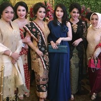 Menghadiri pernikahan salah satu keluarga Bakrie baru-baru ini, Liliana berpose bersama teman-temannya seperti Sendy Yusuf. Penampilannya hari itu serba biru, dengan gaun biru dan clutch Hermes Kelly seharga Rp 400 jutaan. Foto: Instagram/liliana_tanoesoedibjo