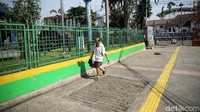 Tak ada PKL yang menggelar lapak di atas trotoar di depan Pasar Rawa Bening.