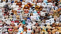 740 teddy bear melambangkan 740.000 anak pengungsi Suriah yang tidak bisa sekolah.