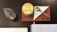 Saat menyelesaikan novel terakhirnya, Aroma Karsa, Dee sering ditemani segelas kopi. Lanjut paruh kedua! (disclaimer lagi: “final” menurut saya, bukan editor penerbit) #AromaKarsa, tulis Dee. Foto: Instagram deelestari