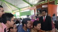 Saat masih menjabat sebagai Ketua DPR, Setnov mampir ke kantin DPR untuk minum segelas jus sekaligus diskusi ringan bersama wartawan. Duh sekalian selfie ya pak. Foto: Instagram @s.novanto