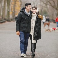 Aktor tampan Dion Wiyoko jarang memamerkan kemesraannya dengan sang istri Fiona Anthony. Namun di akun Instagram Fiona, bertebaran momen kemesraan sang aktor dengan wanita yang dinikahinya di Bali pada September 2017 itu. Quote romantis ditambah tatapan mesra keduanya, membuat penggemar Dion baper melihatnya. Foto: Instagram