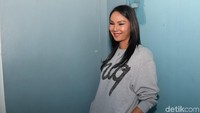 Saat ditemui wartawan, Kalina terlihat happy dengan baju abu-abu dengan rambut tergerai. Pool/Palevi S/detikFoto.
