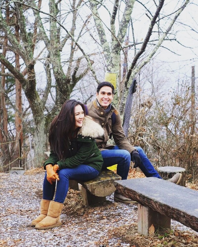 Setelah resmi menikah pasangan Marcel Chandrawinata dan Deasy Priscilla kerap mengunggah momen kebersamaan mereka di media sosial. Seperti foto-foto perjalanan mereka ke Jepang. Pada foto tersebut terlihat betapa Marcel memandang sang istri dengan penuh cinta. Sungguh bikin baper. Foto: Dok. Instagram