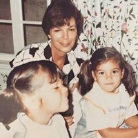 Mary Jo berpose bersama Kim dan Kourtney Kardashian semasa kecil. Wajahnya di foto itu mirip dengan anaknya Kris Jenner.  Foto: Instagram