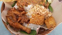 Kalau yang ini adalah nasi pecel versi komplet. Nasi putih dengan paduan sayuran plus sambal kacang sangat enak. Dilengkapi juga dengan sambal tumpang dan ceker pedas. Wah, kenyang! Foto: Instagram @yulindanunggalaa