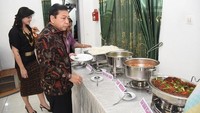 Disuguhi makanan khas Sumba Timur, Setnov menikmati makan malamnya bersama sang istri, Deisti Novanto. Foto: Instagram @s.novanto