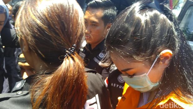 Bermasker, Jennifer Dunn Tiba di Kejari Jaksel