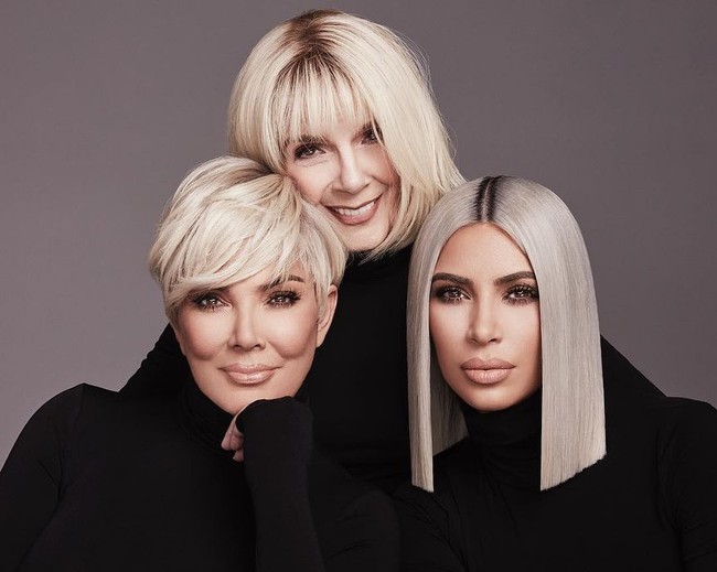 Nenek Kim Kardashian, Mary Jo Campbell tampil awet muda saat tampil menjadi model untuk produk concealer terbaru dari brand kosmetik Kim Kardashian KKW Beauty. Foto: Instagram