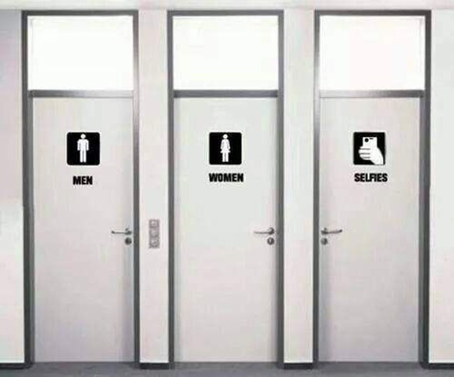 Selfie sekarang sudah jadi kebutuhan, setuju nggak? Di masa depan mungkin ada toilet khusus kamu-kamu yang kebelet selfie! Foto: Istimewa