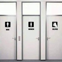 Selfie sekarang sudah jadi kebutuhan, setuju nggak? Di masa depan mungkin ada toilet khusus kamu-kamu yang kebelet selfie! Foto: Istimewa