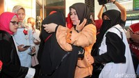 Dewi dianggap melanggar Pasal 28 Ayat 2 juncto Pasal 45 Ayat 2 Undang-Undang Nomor 11 Tahun 2008 tentang Informasi dan Transaksi Elektronik (ITE). Dia dinilai telah menyebarkan informasi yang dapat menimbulkan kebencian.