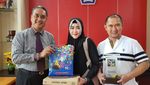 Cantiknya Bu Dendy Temani Suami Lapor Pajak