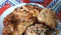 Unggahan nasi pecel dari pemilik akun @masclink_kulineran ini disajikan dengan porsi royal. Isiannya berypa telur, sayuran dan bakwan goreng. Harganya Rp 7.500. Kalau ke Solo mampir saja ke Pecel dan Soto Magetan Bu Ramelan di Jalan Solo Sebrang Royal Ambarrukmo. Foto: Instagram @masclink_kulineran