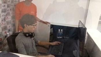 Tolong hilangkan bayangan fotografer yang terpantul di kaca. (Foto: We Do Poshop)