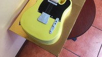  Fender Telecaster Cake, tulis akun @rascoebakery. Kue gitar bewarna kuning ini sengaja ditaruh di atas meja. Foto: Istimewa