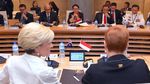 Foto: Syal Aborigin Jadi Gaya Diplomasi Retno Marsudi di Australia