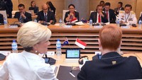 Syal motif Aborigin itu juga masih dipakai oleh Menlu Retno saat pertemuan 2+2. Dalam kesempatan ini Menhan Ryamizard Ryacudu dan Menhan Australia Marise Payne juga bertukar pikiran tentang kerja sama pertahanan.