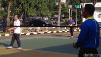 Sri Mulyani mengenakan kaos berwarna ungu dan celana hitam. Tak lupa ia memakai kacamata hitam untuk melindungi dari terik matahari.