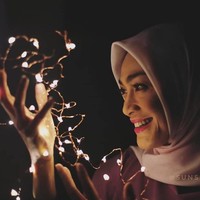 Jika dulu Dewi Hughes dikenal sebagai presenter yang sering muncul di layar kaca, kini Hughes lebih dikenal sebagai Hypnotherapist dan aktivis hidup sehat. Diet yang ia lakukan berhasil menurunkan berat badannya hingga 80 kg. Foto: Instagram/Hughes.Dewi