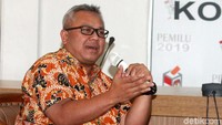 KPK meminta Presiden Jokowi mengeluarkan Perppu pengganti UU Pilkada, terkait pergantian pencalonan kepala daerah yang menjadi tersangka. Ketua KPU Arief Budiman mengatakan calon kepala daerah tidak boleh diganti.