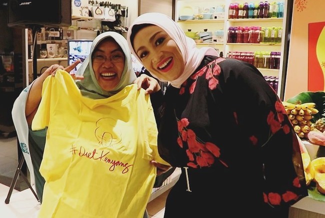 Hughes secara rutin mengunggah tips diet yang ia lakukan di Youtube pribadinya. Kini, ia sudah memiliki 112 ribu subscribers. Foto: Instagram/Hughes.Dewi