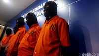 Para pelaku dihadirkan dengan memakai penutup kepala. Mereka juga mengenakan baju tahanan.