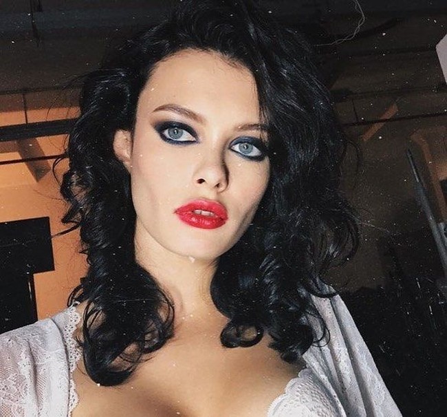 Aku selalu mengatakan bahwa perbedaan usia tidak menjadi masalah. Hanya saja dia tidak bisa menerima bahwa aku cantik dan popular. Banyak orang yang menatapku dan memberikan pujian serta perhatian. Mungkin dia tak banyak dapat perhatian seperti yang dia inginkan, kata Liza. Foto: Instagram