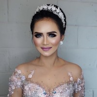 Makeup glamour masih diterapkan makeup artist  Epulpermadi untuk resepsi Ismi Aisyah. Penampilan Bripda Ismi saat pesta pernikahannya ini mendatangkan ragam komentar dari netizen. Sebagian besar menyebut polwan cantik ini jadi mirip penyanyi Krisdayanti. Kalau menurut kamu bagaimana? Foto: Instagram/ismiaisyah20,epulpermadi