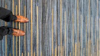 Ini adalah karpet dengan desain yang cukup menarik. Tapi jadinya berbahaya kalau dipakai di tangga seperti ini, bisa kelihatan tangganya? Istimewa/Boredpanda.
