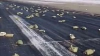 3 ton batangan emas jatuh dari langit dan bikin heboh di Yakutsk, Rusia. Emas itu berasal dari pesawat kargo yang pintunya lepas (Foto: ABC News)