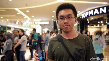 Salah satu pembeli mengaku tertarik membeli karena mengetahui kamera yang diusung di Galaxy S9+ diklaim lebih canggih dari sebelumnya.