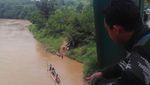 Pemotor Seberangi Sungai Cisadane Pakai Getek karena Jembatan Rusak