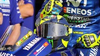 Warna helm juga kian menyatu dengan livery Yamaha yang dikenakan Rossi musim ini. (Foto: Twitter @rossimania1)