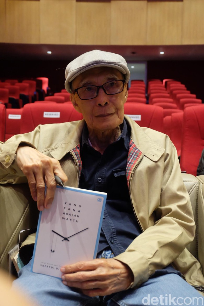 Novel Ketiga dari Trilogi Hujan Bulan Juni Alami Beberapa Kali Revisi Foto: Tia Agnes/ detikHOT Novel Ketiga dari Trilogi Hujan Bulan Juni Alami Beberapa Kali Revisi Foto: Tia Agnes/ detikHOT