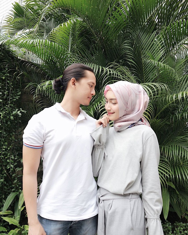 Ia pun berterima kasih kepada sang suami, yang menjadi pembimbingnya selama ini hingga ia mengambil keputusan berhijab. Romantis ya? Foto: Instagram/MelodyPrima