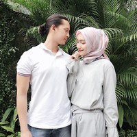 Ia pun berterima kasih kepada sang suami, yang menjadi pembimbingnya selama ini hingga ia mengambil keputusan berhijab. Romantis ya? Foto: Instagram/MelodyPrima