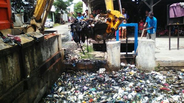 Setelah Banjir di Brebes Berlalu, Sampah Menggunung Jadi Gantinya