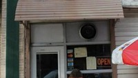 Selama 65 tahun ini, Squeeze-In selalu konsisten dalam menyajikan hot dog. Ada tiga menu andalannya, yaitu Chili Dog, Kraut Dog, dan Squeeze Dog. Walau sudah termakan usia, Squeeze-In masih mempertahankan bangunan aslinya dan desain ruangannya yang kecil. Foto: Istimewa