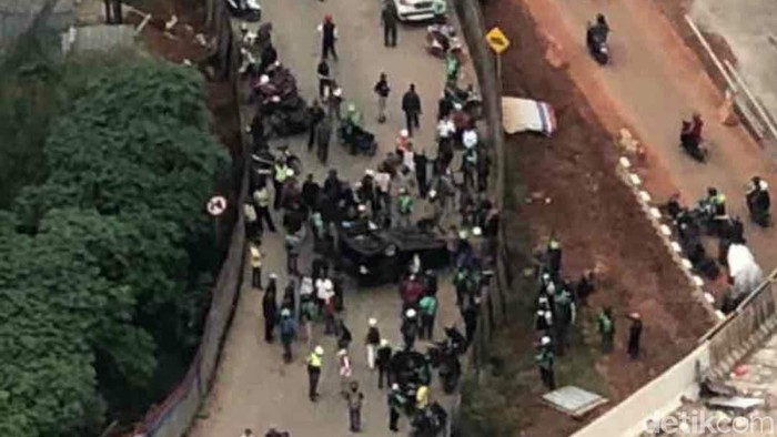 Mobil Terbalik di Perbatasan Jalan Antasari-TB Simatupang