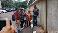 CW tiba di Polda Metro Jaya, Jalan Jenderal Sudirman, Jakarta, pada pukul 11.40 WIB. Tampak sejumlah orang mendampinginya.