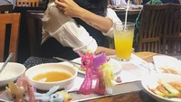 Usai makan BBQ Korea, Dominique berpelukan dengan sang putri. Eh, es jeruknya kok belum diminum? Foto: Instagram dominiquediyose