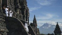 Pemandangan cantik terlihat dari salah satu sisi Candi Prambanan dengan latar Gunung Merapi. ANTARA FOTO/Hendra Nurdiyansyah