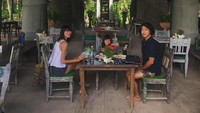 Menghabiskan waktu di Lombok, Dominique terlihat bersantap bersama suami dan anaknya nih. Kira-kira menunya apa ya? Foto: Instagram dominiquediyose