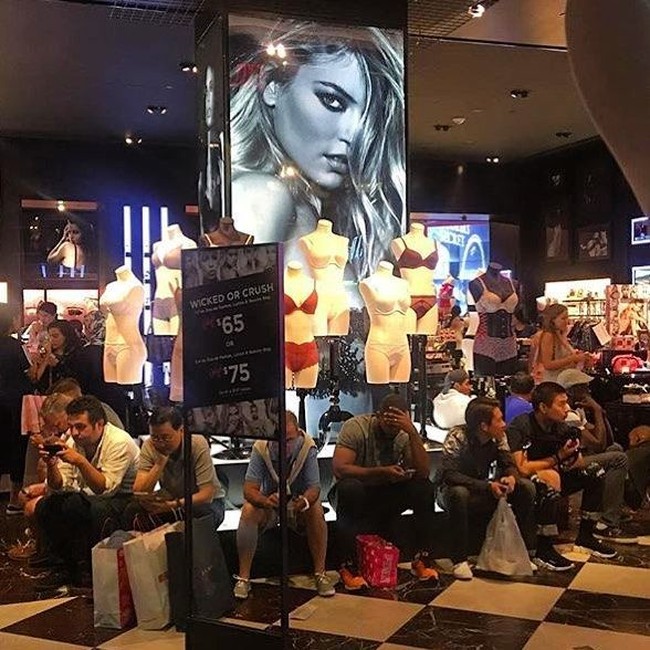 Foto ini menggambarkan banyaknya pria di dunia yang setia temani wanita belanja. Foto: Instagram