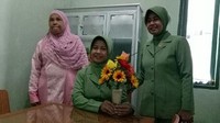 Dewi terus menangis atas bantuan tersebut.