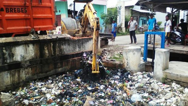 Petugas DHLPS mengangkut sampah-sampah sisa banjir di Kecamatan Losari, Brebes.